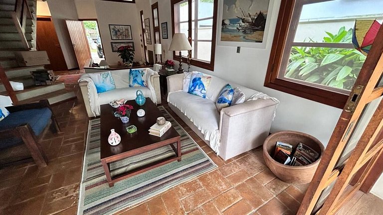 Casa Garoupas | 4 dorms em condomínio pé na areia