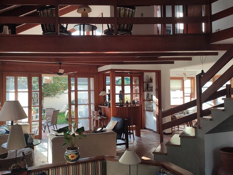 Casa Garoupas – 4 dormitórios em condomínio pé na areia