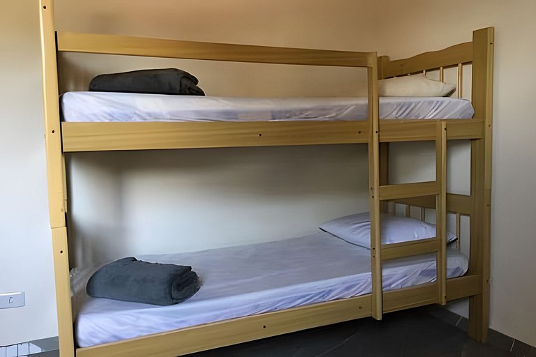 Refúgio Aconchego - 2 dorms com ar e quintal amplo