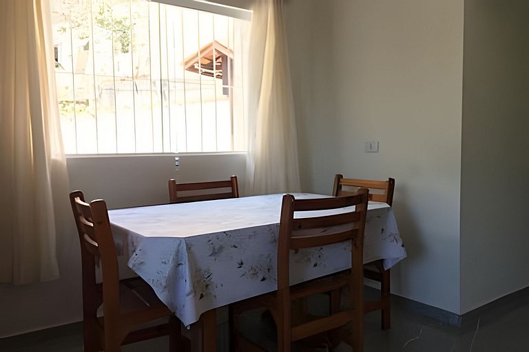 Refúgio Aconchego - 2 dorms com ar e quintal amplo